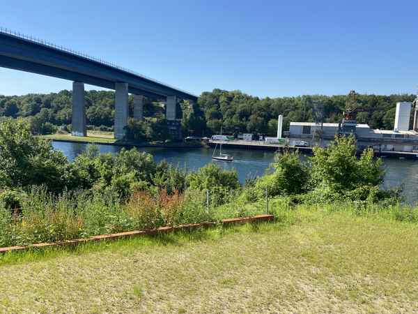 Holtenauer Hochbr&uuml;cke vom Kanal