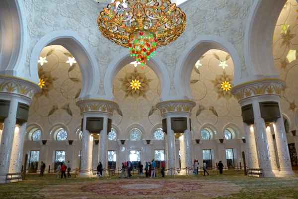 Haupthalle der Scheich Zayed Moschee