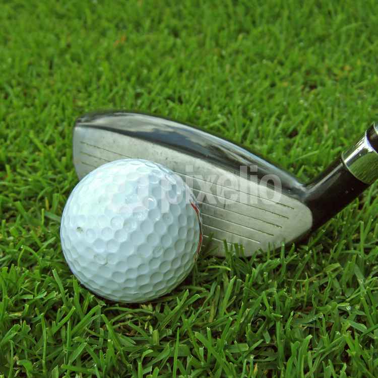 Golfball mit Hybridschläger 4