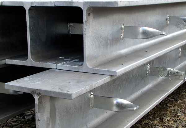 Baustelle T-Träger verzinkt