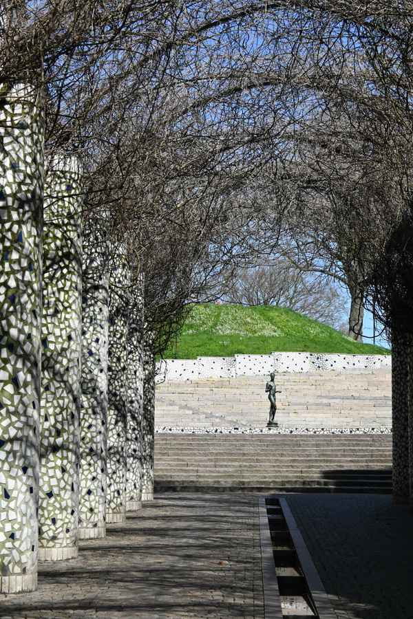 S&auml;ulengang und am Ende Figur