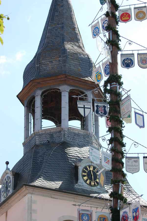 Kirche trift Maibaum