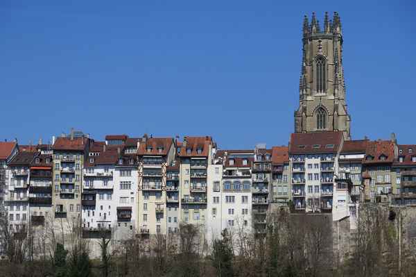 Häuserzeile verdeckt Kathedrale