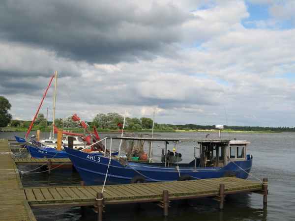 Fischerboot im Hafen von Kaminke