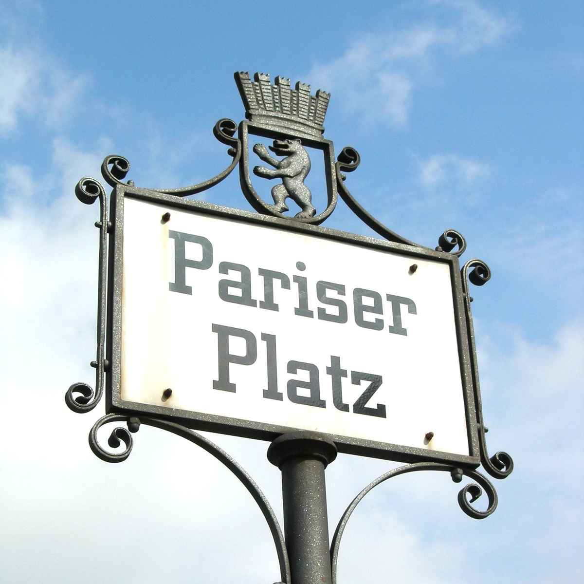 Berlin:  Nostalgisches Straßenschild mit "Berliner Bär"