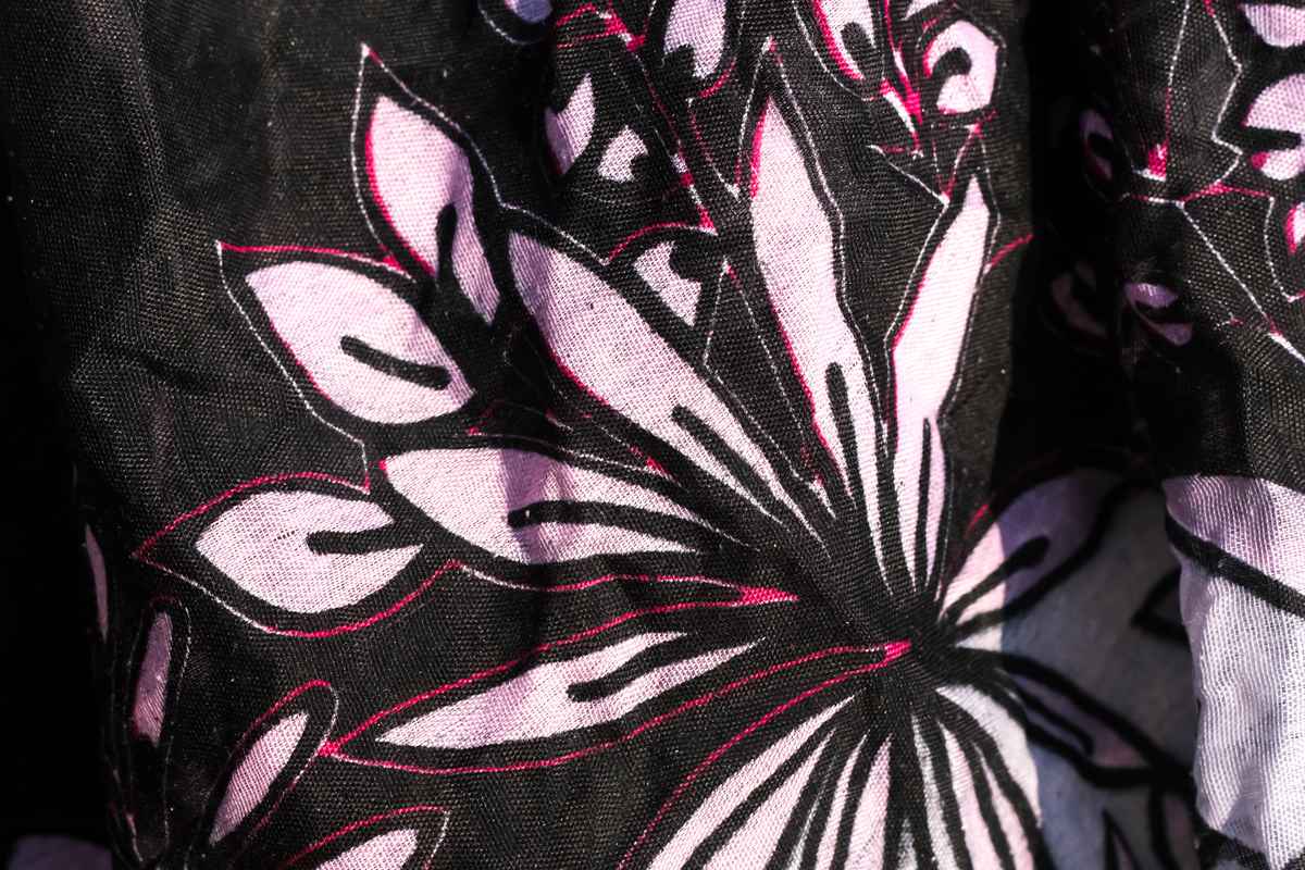 Sarong / Hintergrund floral schwarz-rosa