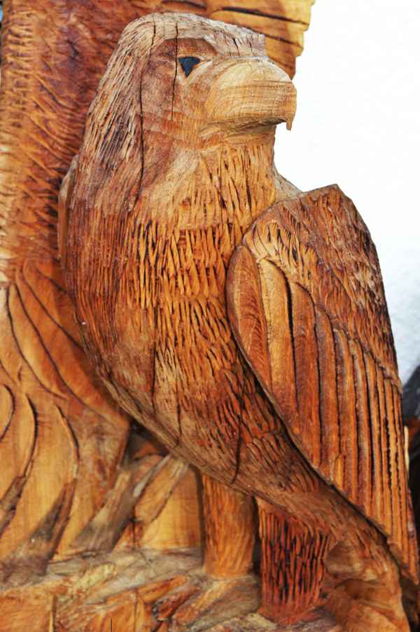 Adler aus Holz geschnitzt