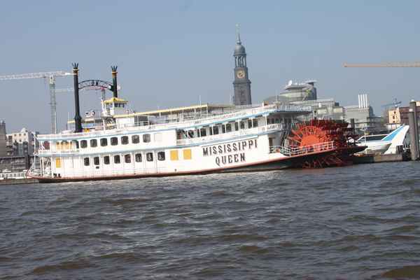 Hamburger Hafen mit Raddampfer "Louisiana Star"