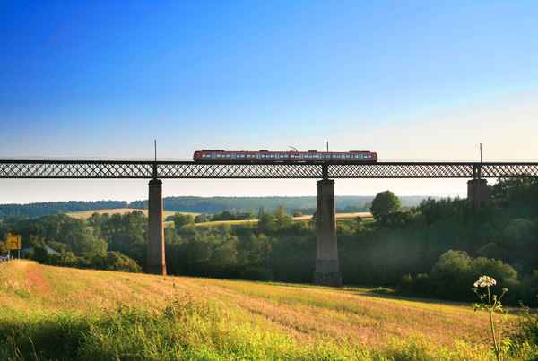 Eisenbahnbr&uuml;cke mit Zug