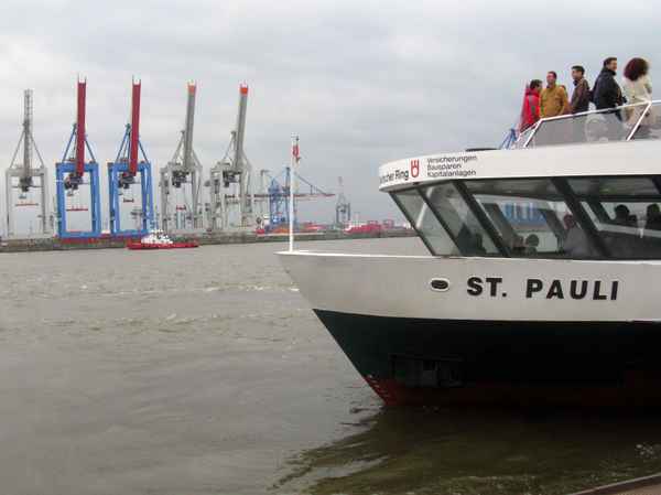 Ein Elbschiff der HVV in Hamburg