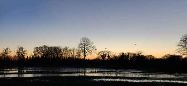 Überschwemmte Weide im Abendrot