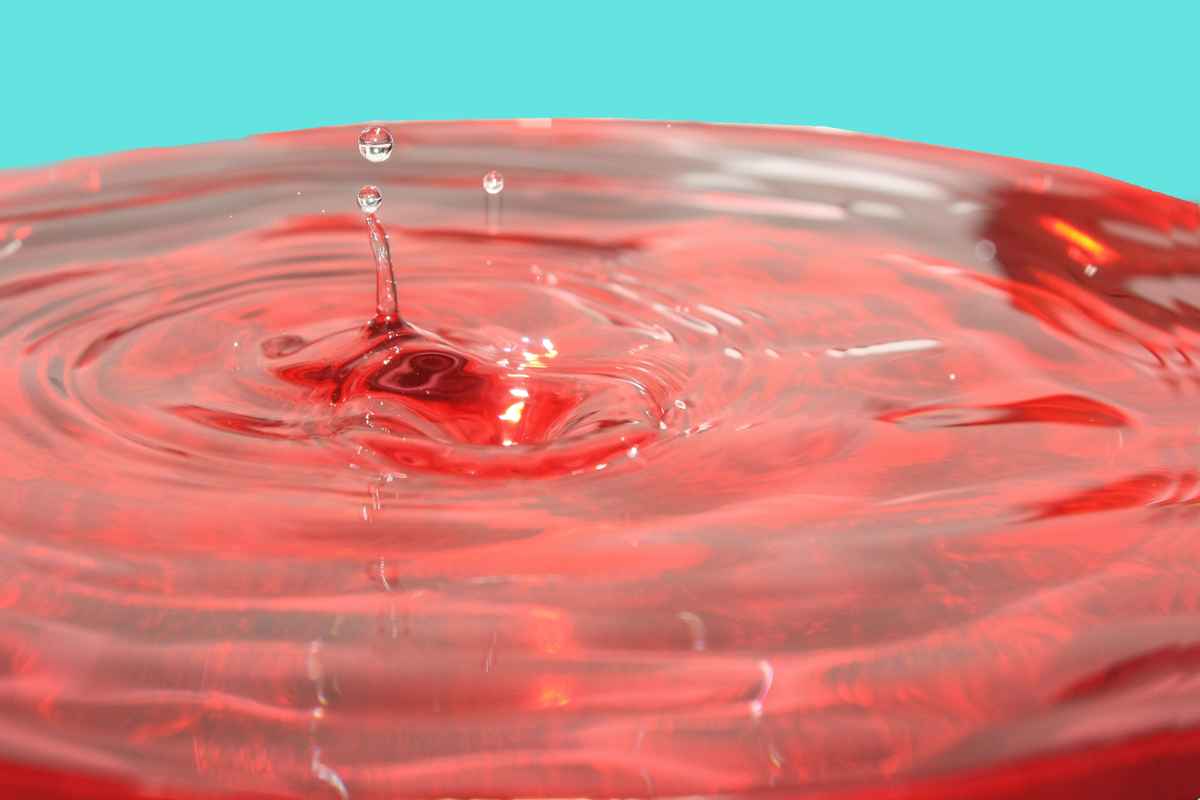Wasserspritzer vor blauem Hintergrund