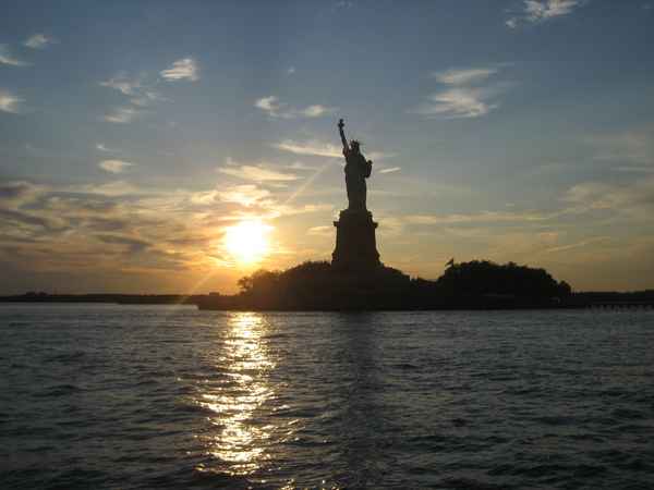 Freiheitsstatue im Abendlicht
