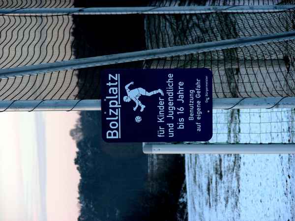 Informationstafel: Bolzplatz