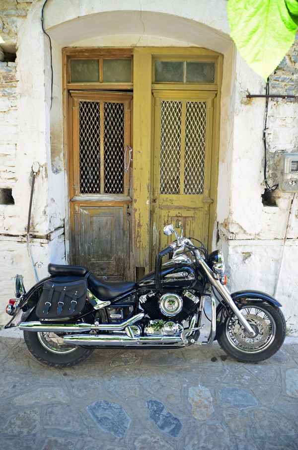 Yamaha vor altem Haus