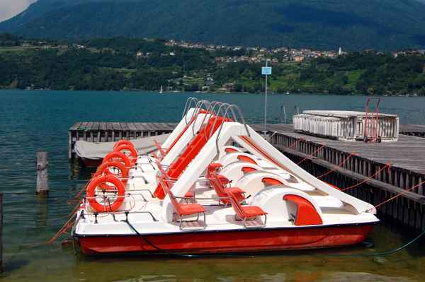 Ausflugsboote warten auf Kundschaft