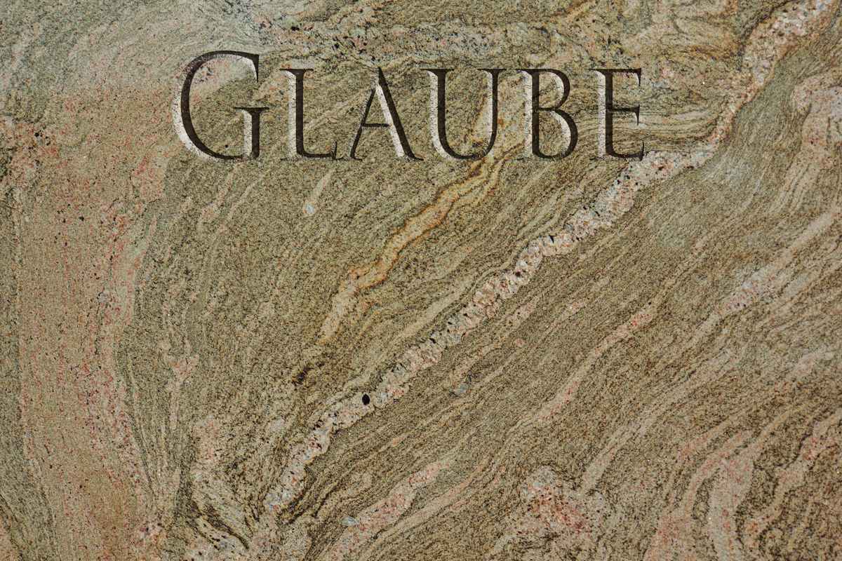 Glaube in Marmor rot-grün
