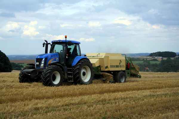 Stroh packen oder New Holland Traktor
