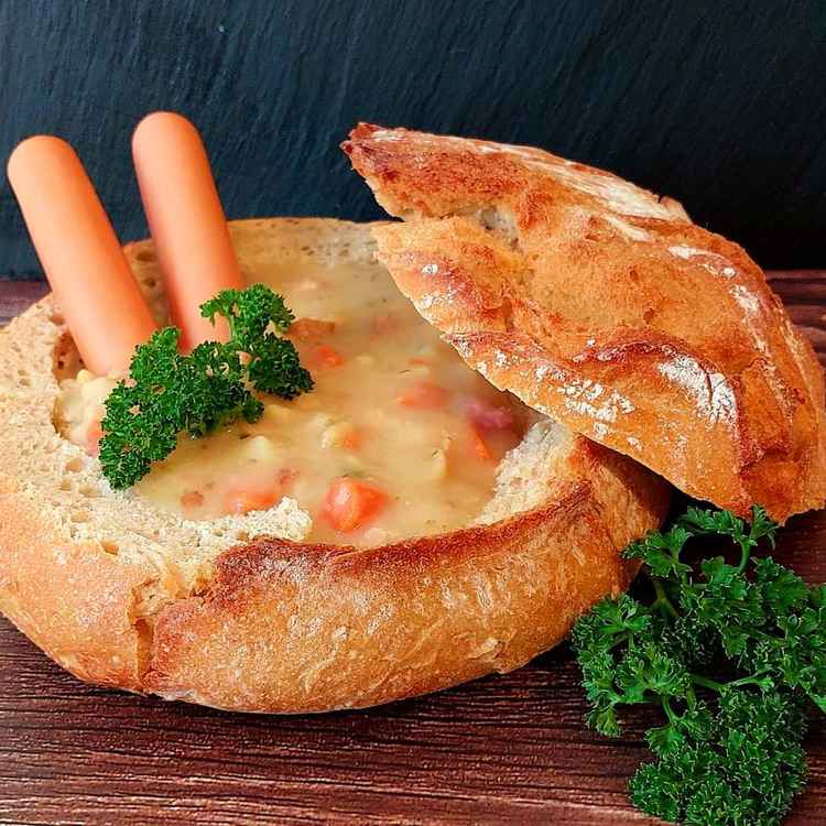 Kartoffelsuppe im Brotlaib