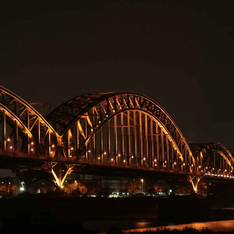 Nachtaufnahme der Kölner Südbrücke