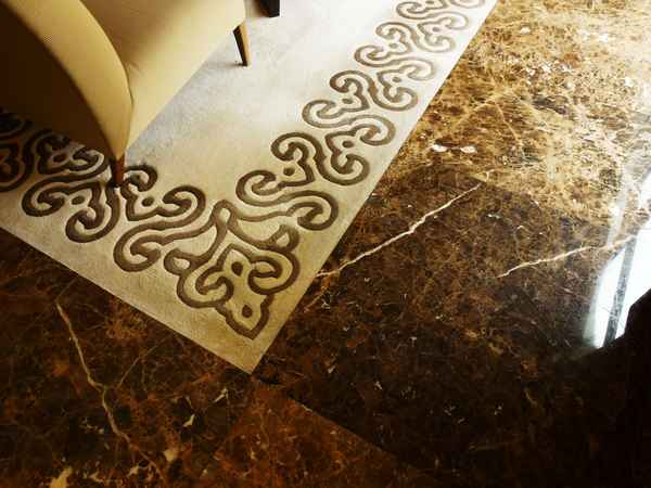 Edler Teppich und Marmor