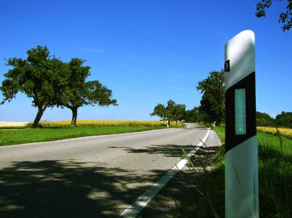 Landstraße im Sommer