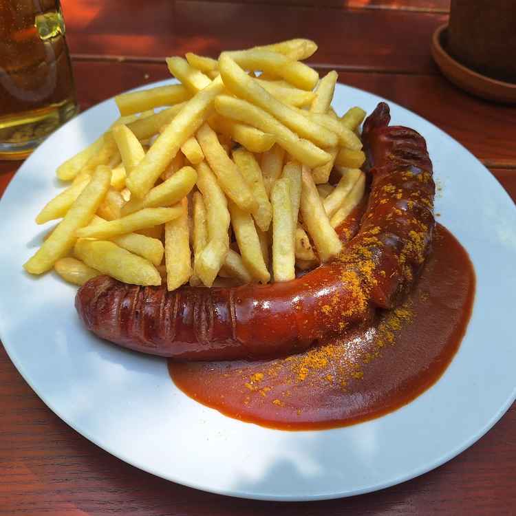 Currywurst mit Pommes