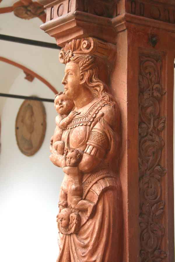 Terrakottafigur Großer Arkadenhof Schloss Schallaburg