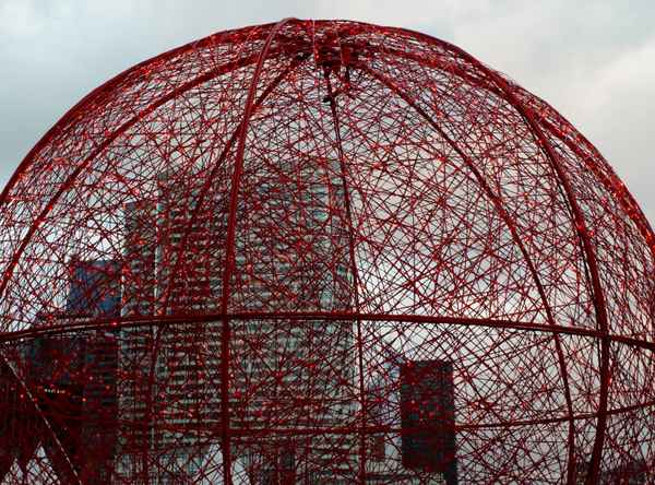 Hochhaus La Defense hinter roter Kugel
