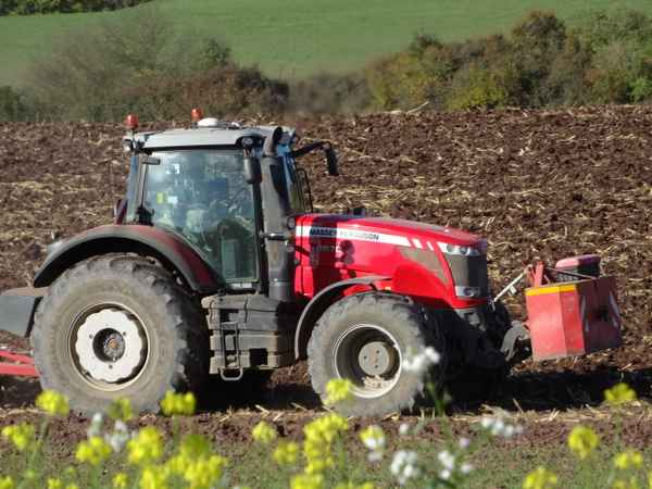 Traktor bei Feldarbeit