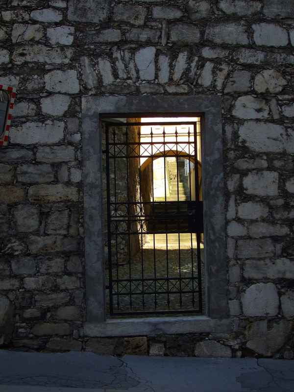 stille gasse hinter gittern