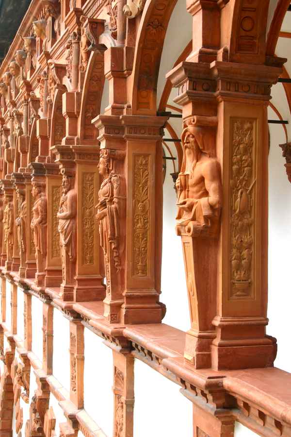Terrakottafiguren Großer Arkadenhof Schloss Schallaburg