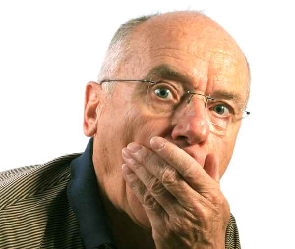 Senior erstaunt - Hand vor Mund