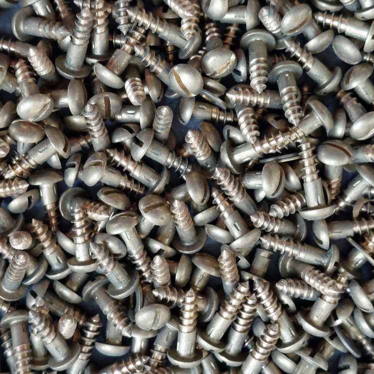 viele Messingholzschrauben