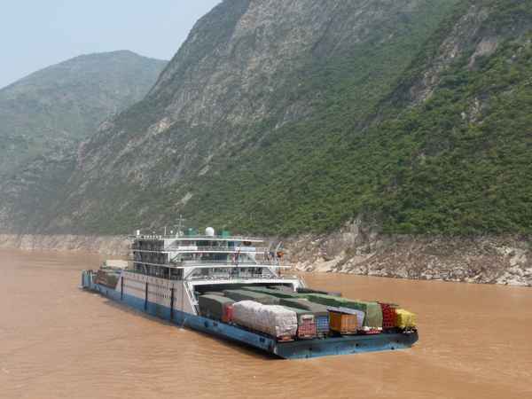 Aauf dem Jangtse/China: Lkw-Fähre
