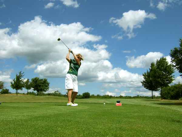 Golferin beim Abschlag
