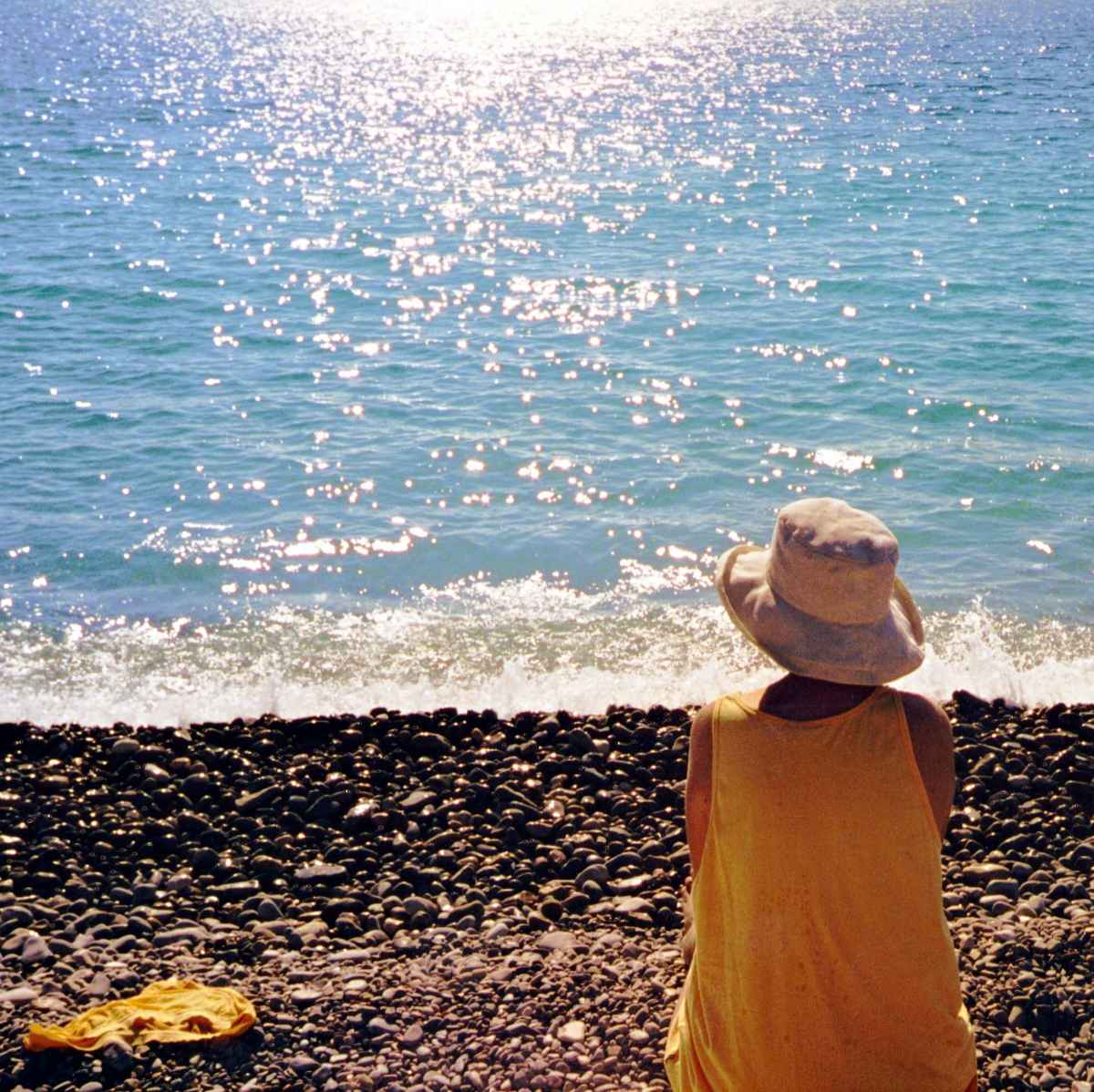 Eine Frau am Strand in Nizza