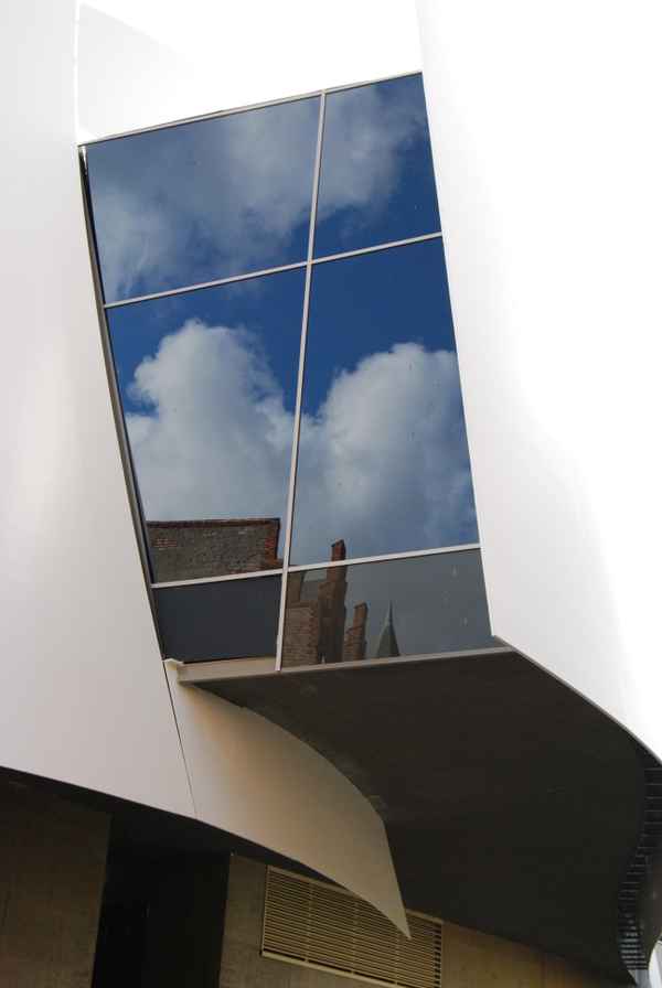 Ozeaneum mit Spiegelung