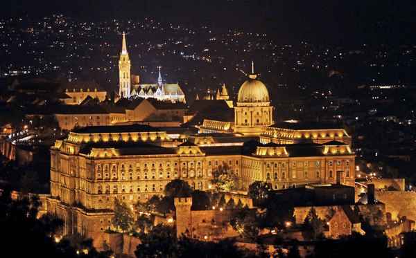 Budapest - Königspalast angestrahlt , . . . .