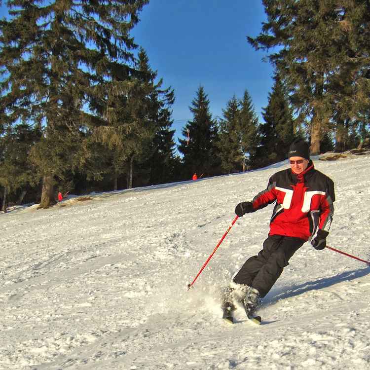 Skifahrer am Hang