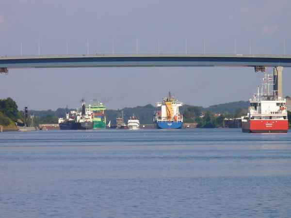 Nord-Ostsee-Kanal bei Kiel_3_ Begegnungen Lastenschiffe