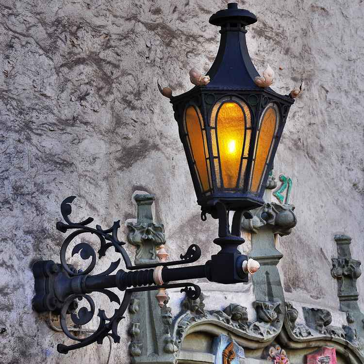 Lampe mit Verzierungen