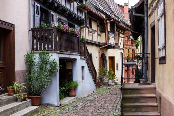 Elsass - malerische Gasse in Eguisheim