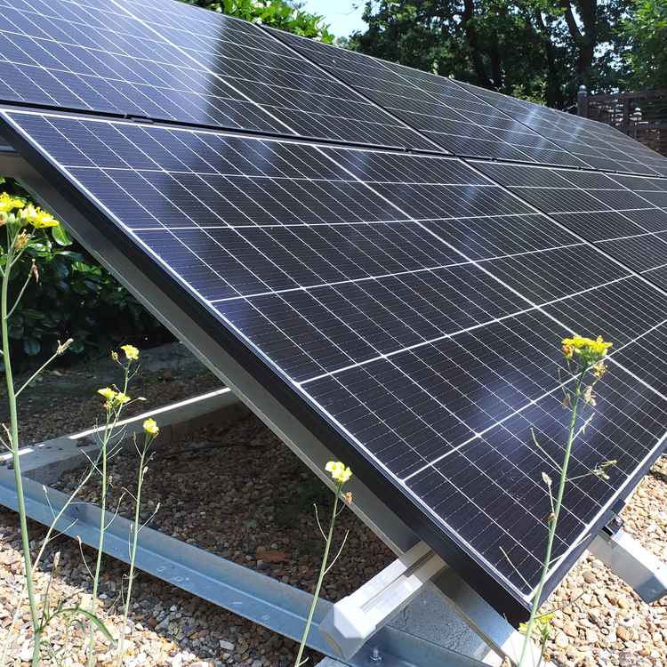 Solaranlage Photovoltaikanlage im Gruenen