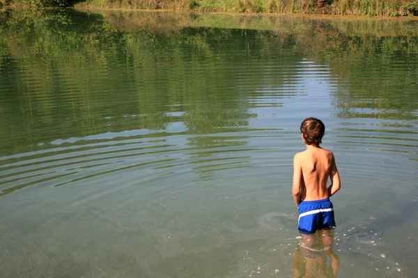 Junge am Badesee