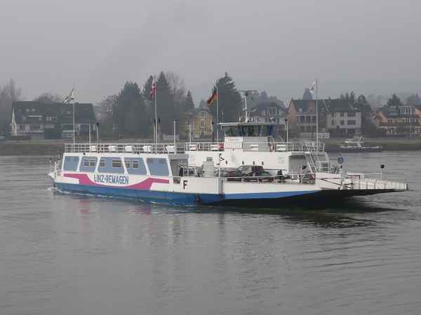 Fähre  auf dem Rhein