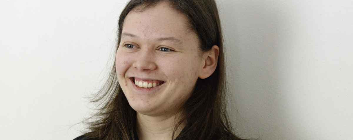 Pickelgesicht, junge Frau mit Akne