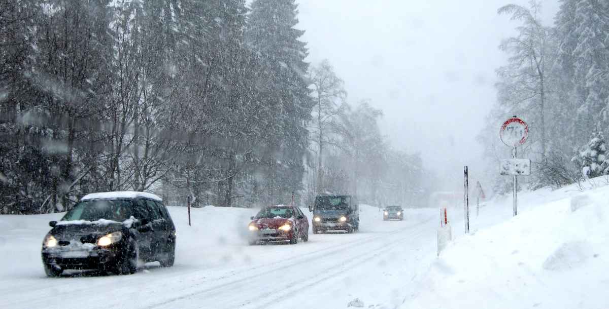 PKWs im Schneetreiben