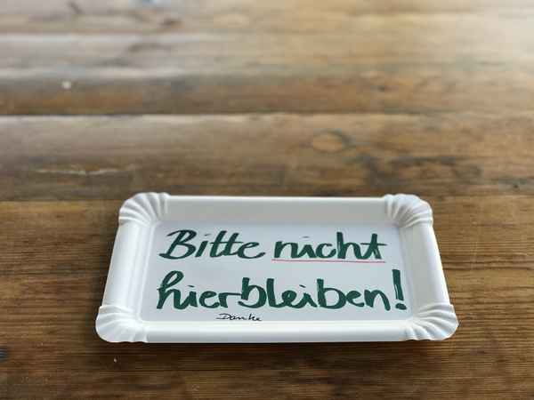 Schild: "Bitte nicht hierbleiben" (wegen Corona) / Foto: Alexander Hauk