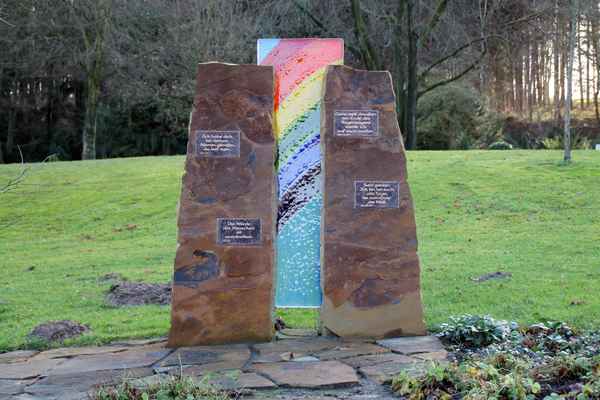Ein Denkmal auf einem Friedhof
